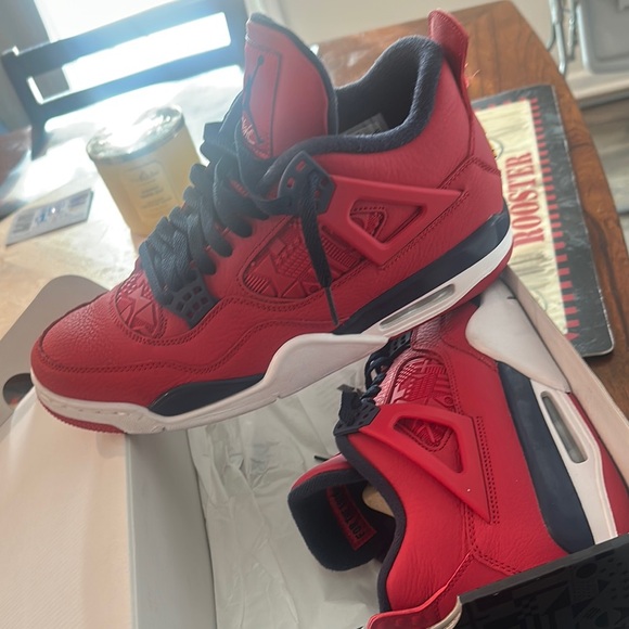 Red and Black Sneakers (USED VNDS) AIR JORDAN RETRO 4 - Picture 5 of 10